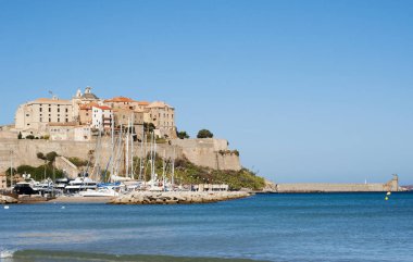 Corsica, 03/09/2017: Calvi, Kuzeybatı sahilindeki antik duvarlar ve Marina tekne ile ünlü turizm eski Kalesi manzarası görünümünü ve Akdeniz deniz
