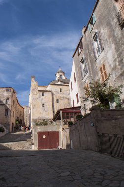 Corsica, 03/09/2017: Calvi Katedrali, Saint John the Baptist adanmış, bir eski Roma Katolik Kilisesi bir merkezi tünemiş ve antik Calvi Kalesi