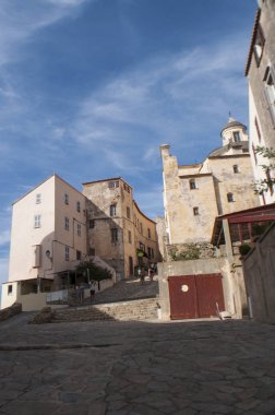 Corsica, 03/09/2017: Calvi Katedrali, Saint John the Baptist adanmış, bir eski Roma Katolik Kilisesi bir merkezi tünemiş ve antik Calvi Kalesi
