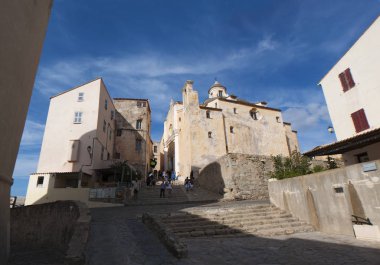 Corsica, 03/09/2017: Calvi Katedrali, Saint John the Baptist adanmış, bir eski Roma Katolik Kilisesi bir merkezi tünemiş ve antik Calvi Kalesi