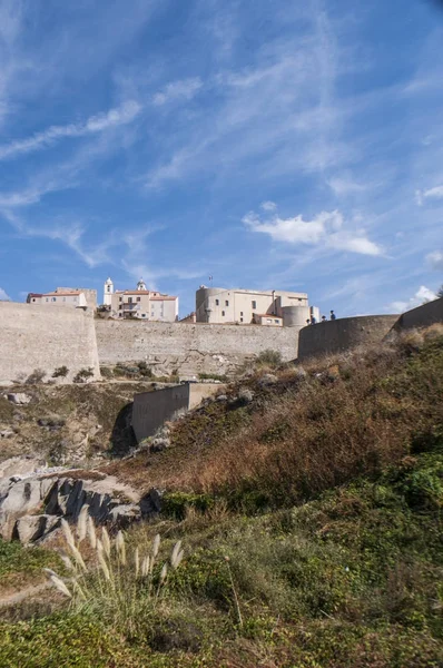 Corsica, 03/09/2017: Calvi, ünlü turistik hedef eski duvarları ve kiliselerin çan kulelerinin adanın kuzeybatı sahilindeki antik kale manzarası görünümünü 