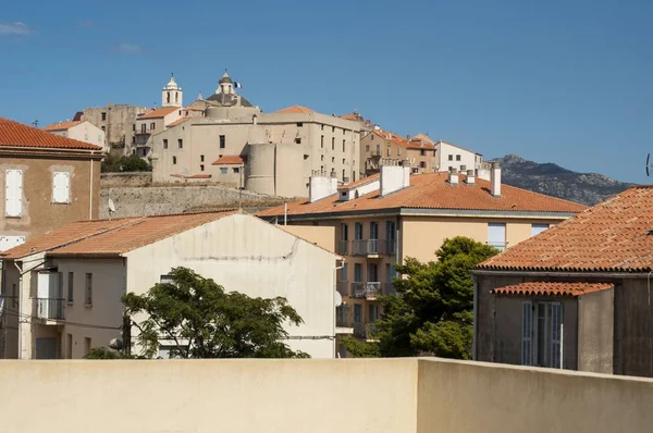 Corsica, 03/09/2017: Calvi, ünlü turistik hedef eski duvarları ve kiliselerin çan kulelerinin adanın kuzeybatı sahilindeki antik kale manzarası görünümünü 