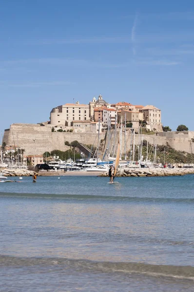 Corsica, 03/09/2017: Calvi, Kuzeybatı sahilindeki antik duvarlar ve Marina tekne ile ünlü turizm eski Kalesi manzarası görünümünü ve Akdeniz deniz