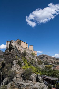 Corsica, 31/08/2017: manzarası ve panoramik Corte, Haute Corse, iç adanın en büyük köyü ünlü eski köy tünemiş Kalesi