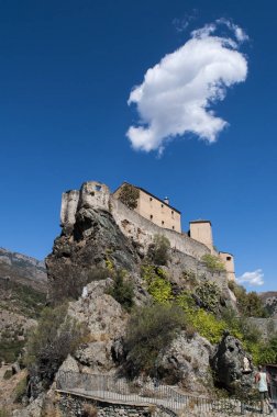 Corsica, 31/08/2017: manzarası ve panoramik Corte, Haute Corse, iç adanın en büyük köyü ünlü eski köy tünemiş Kalesi