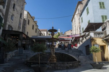 Corsica, 31/08/2017: manzarası ve bir çeşme tünemiş Kalesi Corte, Haute Corse, iç adanın en büyük köyü ünlü eski köy merkezinde görünümünü