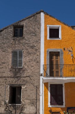 Corsica, 31/08/2017: manzarası ve tünemiş Kalesi Corte, Haute Corse, iç adanın en büyük köyü ünlü eski köy sokakları görünümünü