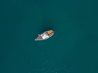 Demirli deniz araçları ile bir limanının havadan görünümü. Balıkçı tekneleri. 06-07-2017. Vibo Marina, Calabria, İtalya