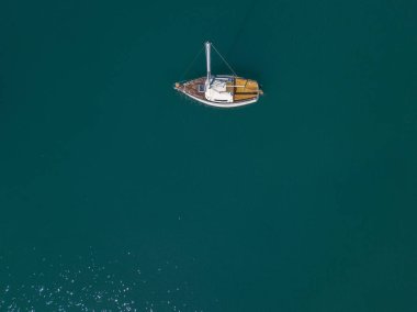Demirli deniz araçları ile bir limanının havadan görünümü. Balıkçı tekneleri. 06-07-2017. Vibo Marina, Calabria, İtalya