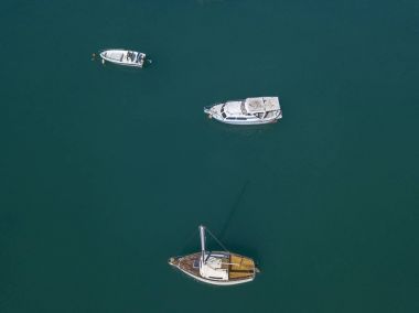 Demirli deniz araçları ile bir limanının havadan görünümü. Balıkçı tekneleri. 06-07-2017. Vibo Marina, Calabria, İtalya