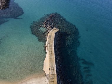 Bir iskele taş ve kayalar ile hava görünümünü denizde. Pizzo Calabro, panoramik yukarıdan iskele. Calabrian Güney İtalya kıyılarında. Calabria, İtalya