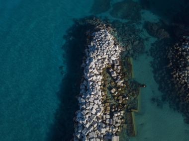 Denizde hava görünümünü taş. Yukarıda, şeffaf su Marnixkade deniz dibinin genel bakış