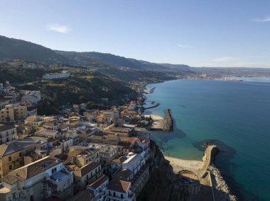 Pizzo Calabro, iskele, kale, hava görünümünü Calabria, turizm İtalya. Panoramik bir küçük kasaba, Pizzo Calabro denizin kenarında. Taş evler. Cliff üzerinde Aragonca kalenin standları