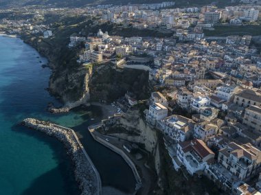 Pizzo Calabro, iskele, kale, hava görünümünü Calabria, turizm İtalya. Panoramik bir küçük kasaba, Pizzo Calabro denizin kenarında. Taş evler. Cliff üzerinde Aragonca kalenin standları