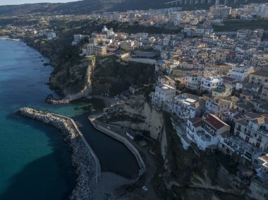 Pizzo Calabro, iskele, kale, hava görünümünü Calabria, turizm İtalya. Panoramik bir küçük kasaba, Pizzo Calabro denizin kenarında. Taş evler. Cliff üzerinde Aragonca kalenin standları