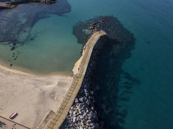 海の岩と岩の桟橋の空中写真 ピッツォ ビーボ バレンティア カーラブロ 上からパノラマ ビューの桟橋 南イタリア カラブリア海岸 イタリア — ストック写真