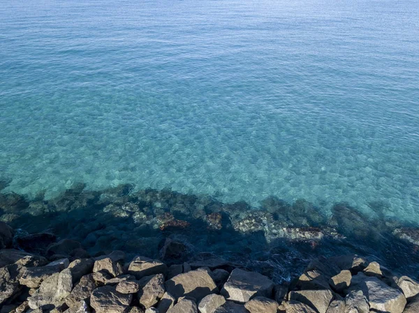 海の岩の空中写真 透明な水の上から見た海底の概要 — ストック写真