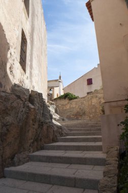 Corsica, 03/09/2017: saraylar ve tünemiş ve eski Kalesi, Calvi, Kuzeybatı sahilindeki ünlü Turizm Merkezi sokakları binalarda görünümü