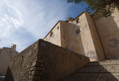 Corsica, 03/09/2017: Calvi Katedrali, Saint John the Baptist adanmış, tünemiş ve antik Calvi Kalesi merkezinde eski bir Roma Katolik Kilisesi