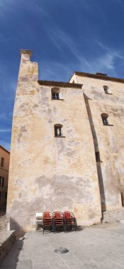 Corsica, 03/09/2017: Calvi Katedrali, Saint John the Baptist adanmış, tünemiş ve antik Calvi Kalesi merkezinde eski bir Roma Katolik Kilisesi