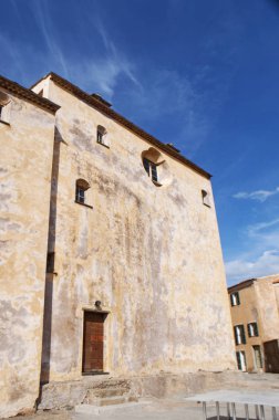 Corsica, 03/09/2017: Calvi Katedrali, Saint John the Baptist adanmış, tünemiş ve antik Calvi Kalesi merkezinde eski bir Roma Katolik Kilisesi