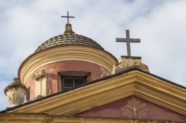 Corsica, 03/09/2017: Görünüm Calvi, Meryem Ana, tünemiş ve antik kale Calvi ortasına adanmış pembe ve sarı Katolik Kilisesi St Mary Kilisesi,