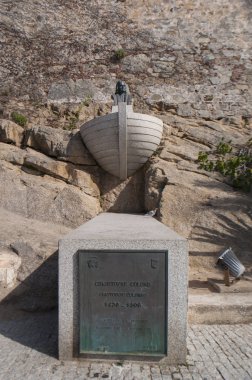 Corsica, 01/09/2017: Görünüm Hatıra Christopher Columbus anıt tünemiş Kalesi Calvi, ünlü turizm kuzeybatı sahilindeki antik duvarlara