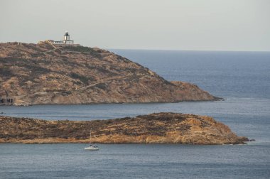 Corsica, 03/09/2017: Pointe De La Revellata, cape Revellata deniz feneri, 1844 yılında açılışını bir deniz feneri manzaralı Calvi şehrin batısında adanın kuzeybatı kıyısında 