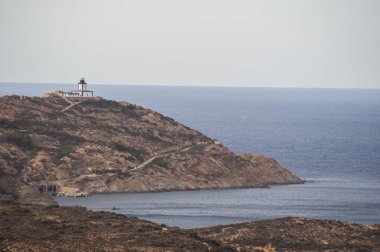Corsica, 03/09/2017: Pointe De La Revellata, cape Revellata deniz feneri, 1844 yılında açılışını bir deniz feneri manzaralı Calvi şehrin batısında adanın kuzeybatı kıyısında 