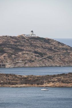 Corsica, 03/09/2017: Pointe De La Revellata, cape Revellata deniz feneri, 1844 yılında açılışını bir deniz feneri manzaralı Calvi şehrin batısında adanın kuzeybatı kıyısında 