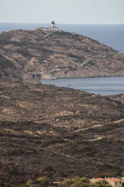 Corsica, 03/09/2017: Pointe De La Revellata, cape Revellata deniz feneri, 1844 yılında açılışını bir deniz feneri manzaralı Calvi şehrin batısında adanın kuzeybatı kıyısında 