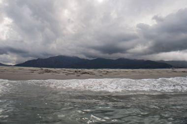 Corsica, 06/09/2017: davranırken görmek fırtınayı Furiani beach, küçük kasaba yağmur bulutları ile Haute Corse ve kaba Tiren Denizi