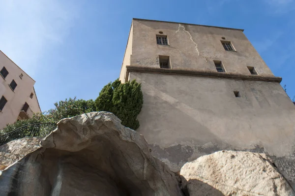 Corsica, 03/09/2017: saraylar ve tünemiş ve eski Kalesi, Calvi, Kuzeybatı sahilindeki ünlü Turizm Merkezi sokakları binalarda görünümü