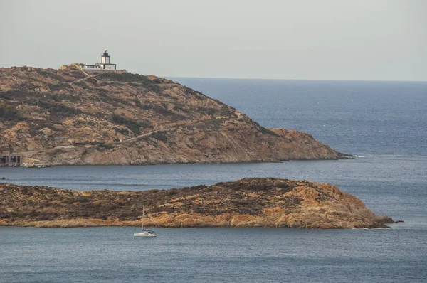Corsica, 03/09/2017: Pointe De La Revellata, cape Revellata deniz feneri, 1844 yılında açılışını bir deniz feneri manzaralı Calvi şehrin batısında adanın kuzeybatı kıyısında 