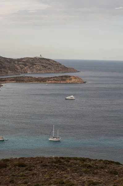 Corsica, 03/09/2017: Pointe De La Revellata, cape Revellata deniz feneri, 1844 yılında açılışını bir deniz feneri manzaralı Calvi şehrin batısında adanın kuzeybatı kıyısında 