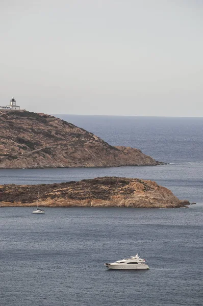 Corsica, 03/09/2017: Pointe De La Revellata, cape Revellata deniz feneri, 1844 yılında açılışını bir deniz feneri manzaralı Calvi şehrin batısında adanın kuzeybatı kıyısında 