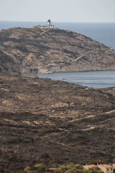 Corsica, 03/09/2017: Pointe De La Revellata, cape Revellata deniz feneri, 1844 yılında açılışını bir deniz feneri manzaralı Calvi şehrin batısında adanın kuzeybatı kıyısında 