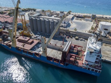 Vibo Marina limanının iskelesinde demirlemiş kargo gemisi, Calabria, İtalya. Bbc Kiralama. 07/06/2017