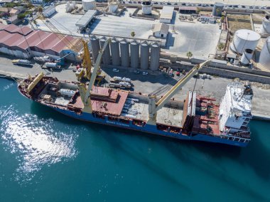 Vibo Marina limanının iskelesinde demirlemiş kargo gemisi, Calabria, İtalya. Bbc Kiralama. 07/06/2017