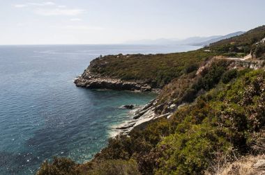 Corsica, 28/08/2017: Cap Corse, onun tabiat manzarası için ünlü Batı kıyısında sivri ve vahşi sahil şeridi