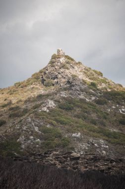 Corsica, 27/08/2017: Haute Corse Cap Corse, onun tabiat manzarası için ünlü yarımadanın kuzey doğu kıyısında dolambaçlı yol boyunca birçok harap Ceneviz kulelerden birini
