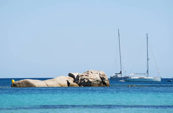 Córsega 2017 Veleiros Mar Mediterrâneo Praia Santa Giulia Uma Longa — Fotografia de Stock