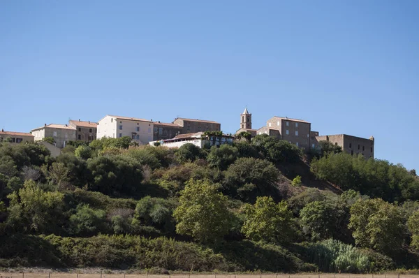 Korsyka 2017 Jeden Miasteczko Wzgórzu Żeglugi Wzdłuż Drogi Bonifacio Południowym — Zdjęcie stockowe