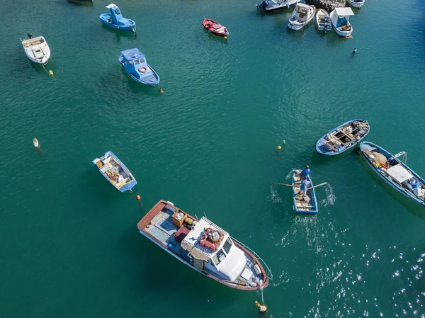 Vista Aérea Homem Barco Remando Entre Barcos Atracados Porto Vibo — Fotografia de Stock