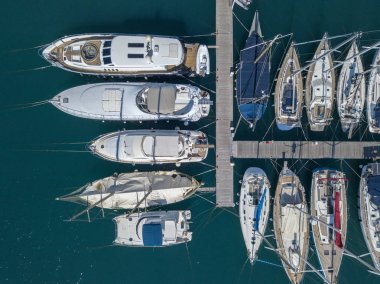 Havadan görünümü yelkenlileri ve demirli tekneler. Tekne palamarla Vibo port Marina, iskele, rıhtım. Lüks Yat ve yelkenli tekne. 07/06/2017. Calabria. İtalya