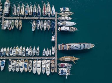 Havadan görünümü yelkenlileri ve demirli tekneler. Tekne palamarla Vibo port Marina, iskele, rıhtım. Lüks Yat ve yelkenli tekne. 07/06/2017. Calabria. İtalya