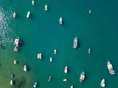 Havadan görünümü yelkenlileri ve demirli tekneler. Tekne palamarla Vibo port Marina, iskele, rıhtım. Lüks Yat ve yelkenli tekne. 07/06/2017. Calabria. İtalya