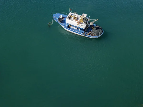 Bir Balıkçı Teknesi Yeşil Bir Denizde Hava Görünümünü 2017 Vibo — Stok fotoğraf