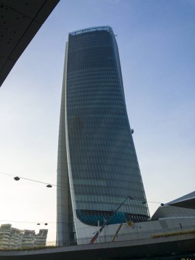 Milan, İtalya'nın generali kule, Lo Storto, Twisted bir gökdelendir. 23 Ocak 2018. Mimar Zaha Hadid. Geometri binanın bir çarpıtma şekli bu. Bina Assicurazioni Generali Merkezi hizmet vermektedir.