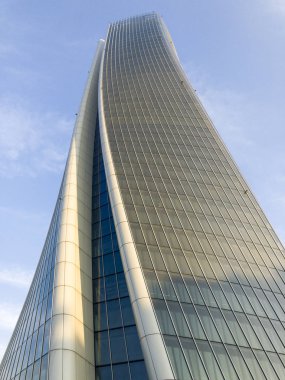 Milan, İtalya'nın generali kule, Lo Storto, Twisted bir gökdelendir. 23 Ocak 2018. Mimar Zaha Hadid. Geometri binanın bir çarpıtma şekli bu. Bina Assicurazioni Generali Merkezi hizmet vermektedir.